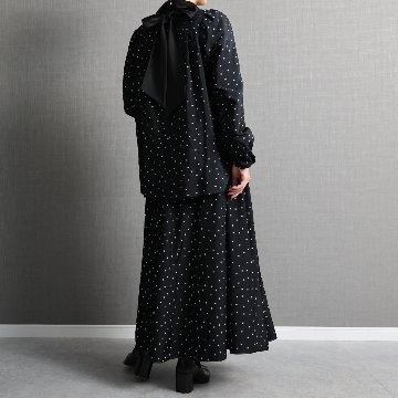 『Petite lumière』 Roll-collar blouse BLACK×WHITEの画像