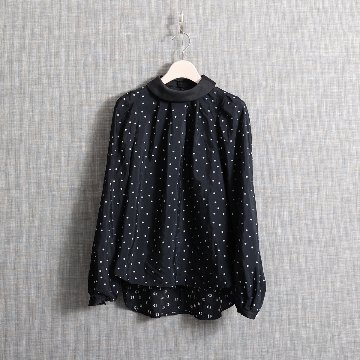 『Petite lumière』 Roll-collar blouse BLACK×WHITEの画像