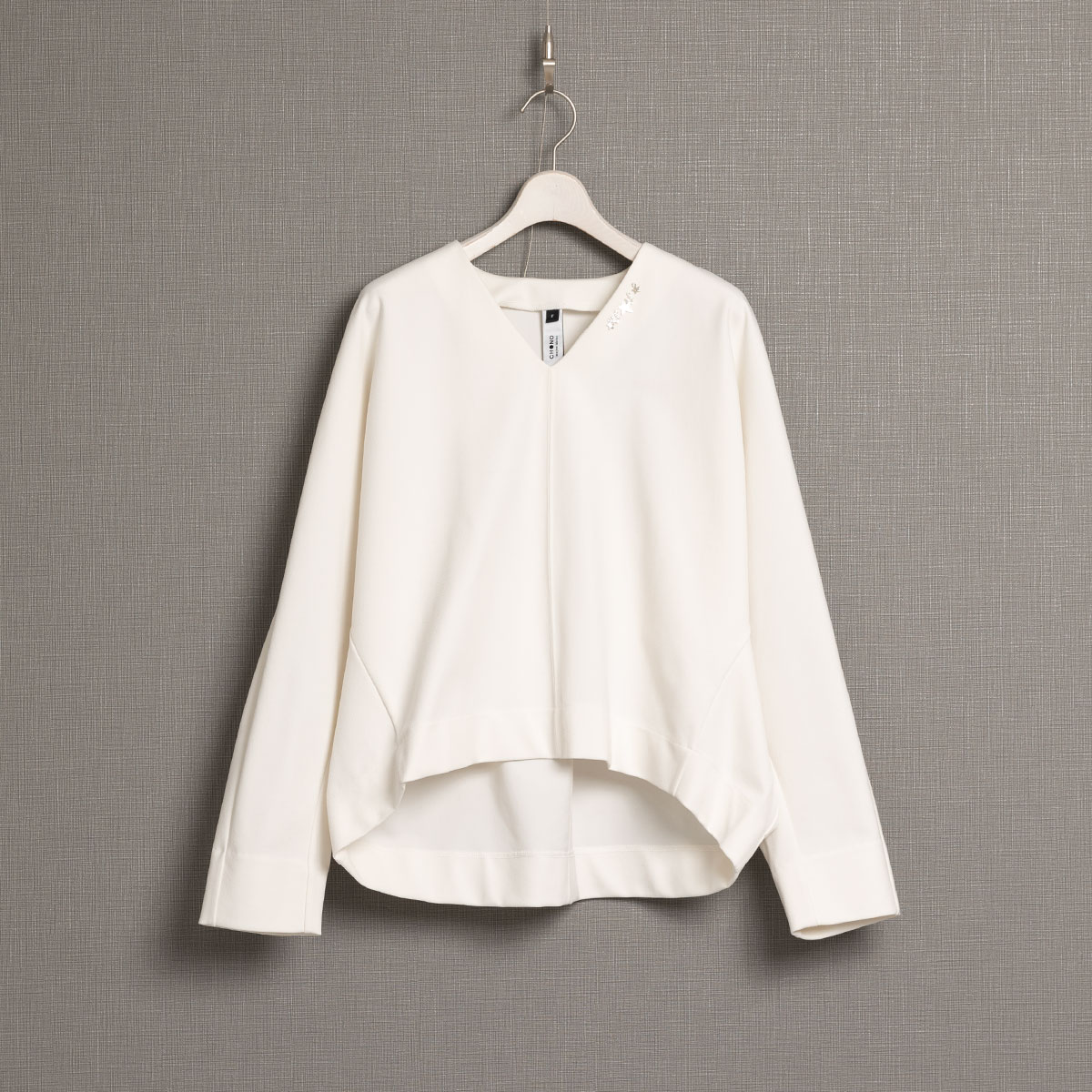 『Crape double knit』V-neck pullover tops IVORYの画像