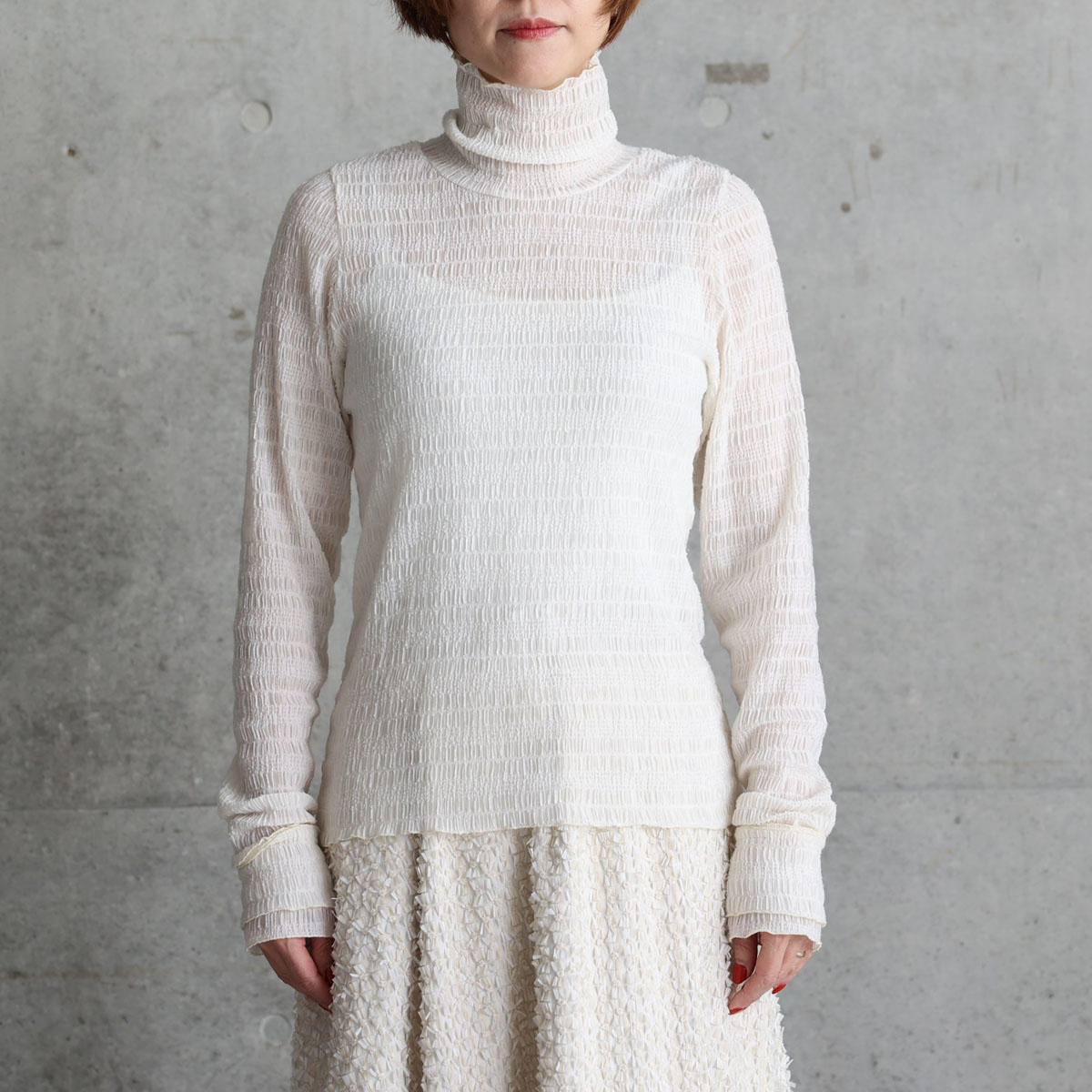 『Shirring knit』 High-neck sheer tops ECRUの画像