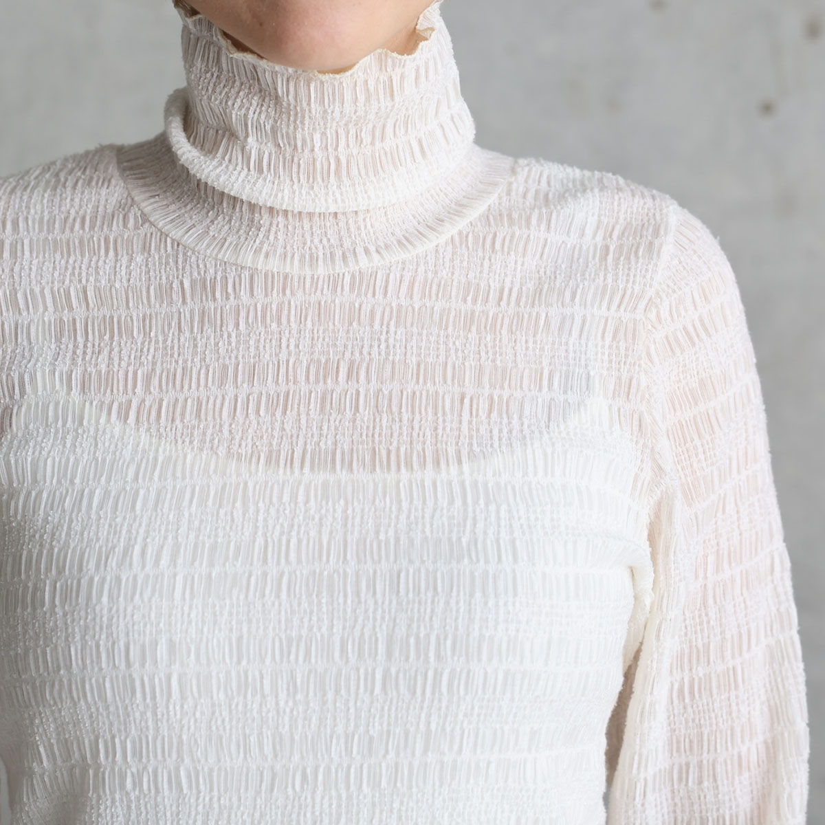 『Shirring knit』 High-neck sheer tops ECRUの画像