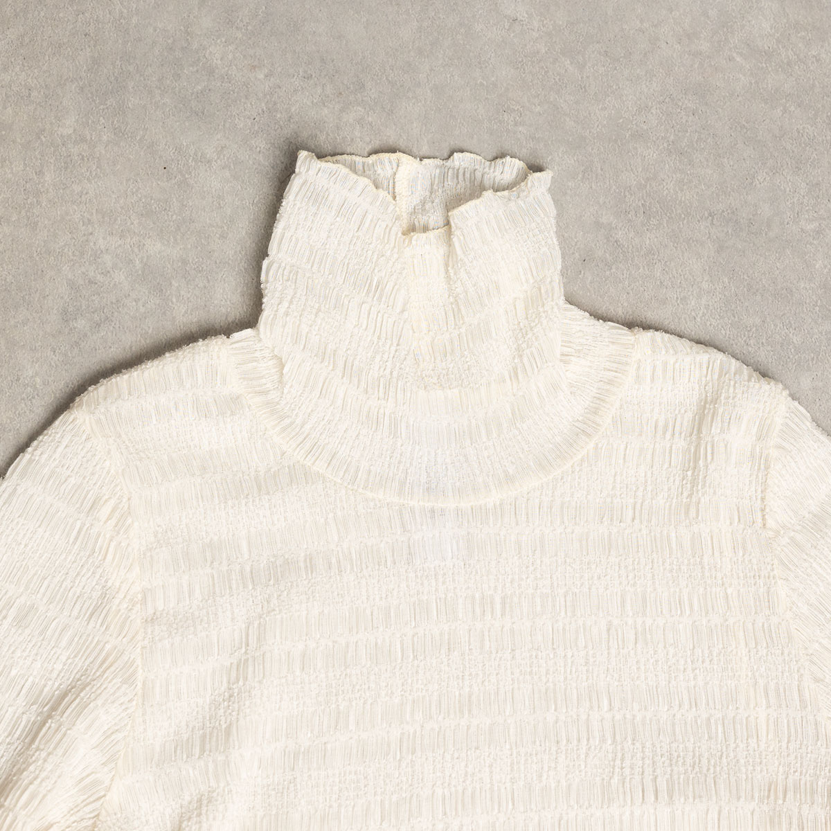 『Shirring knit』 High-neck sheer tops ECRUの画像