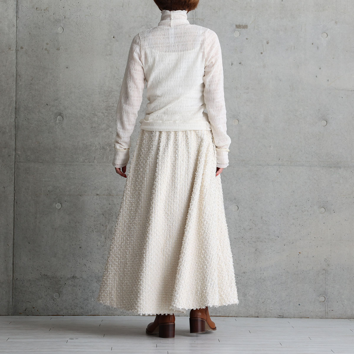 『Shirring knit』 High-neck sheer tops ECRUの画像