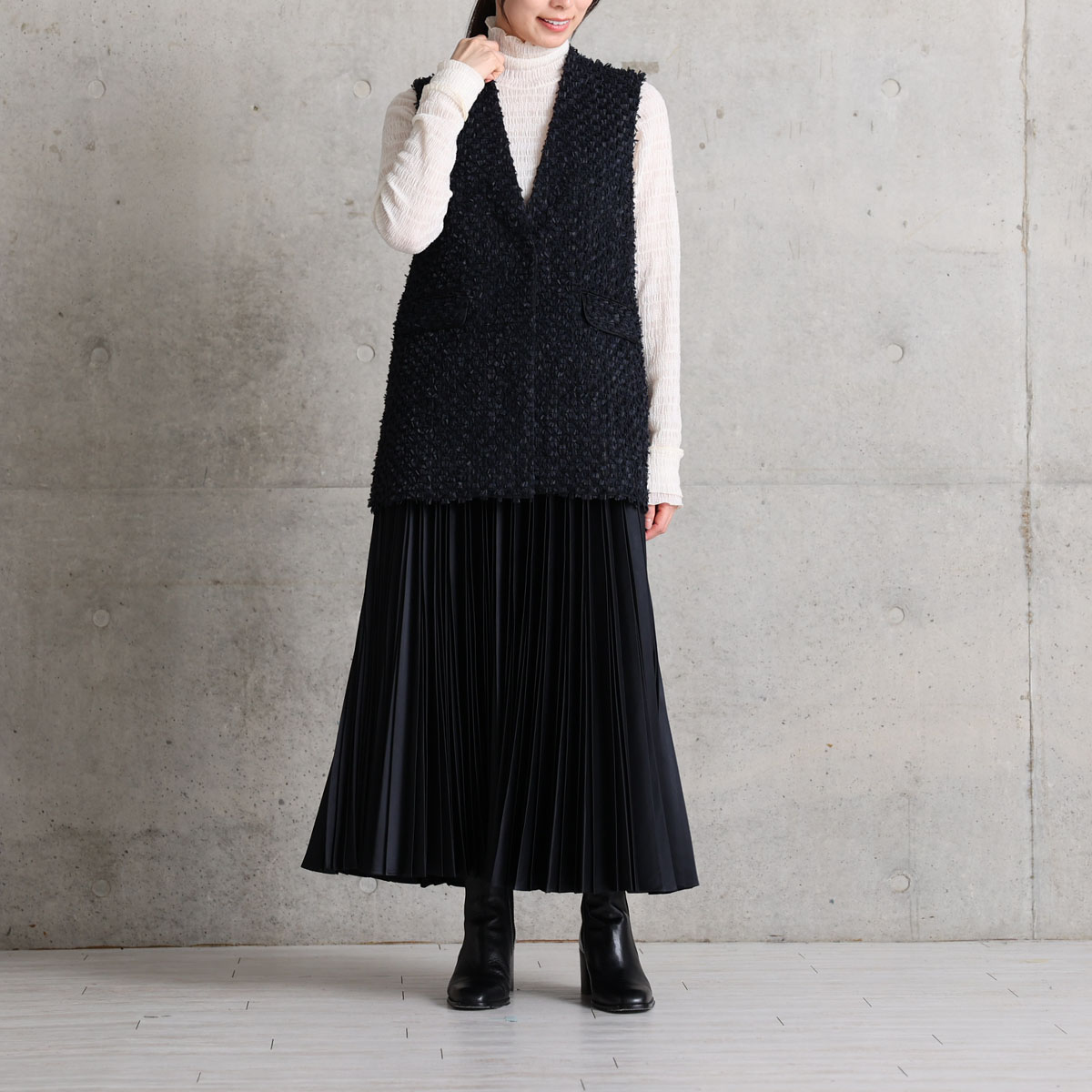 『Shirring knit』 High-neck sheer tops ECRUの画像