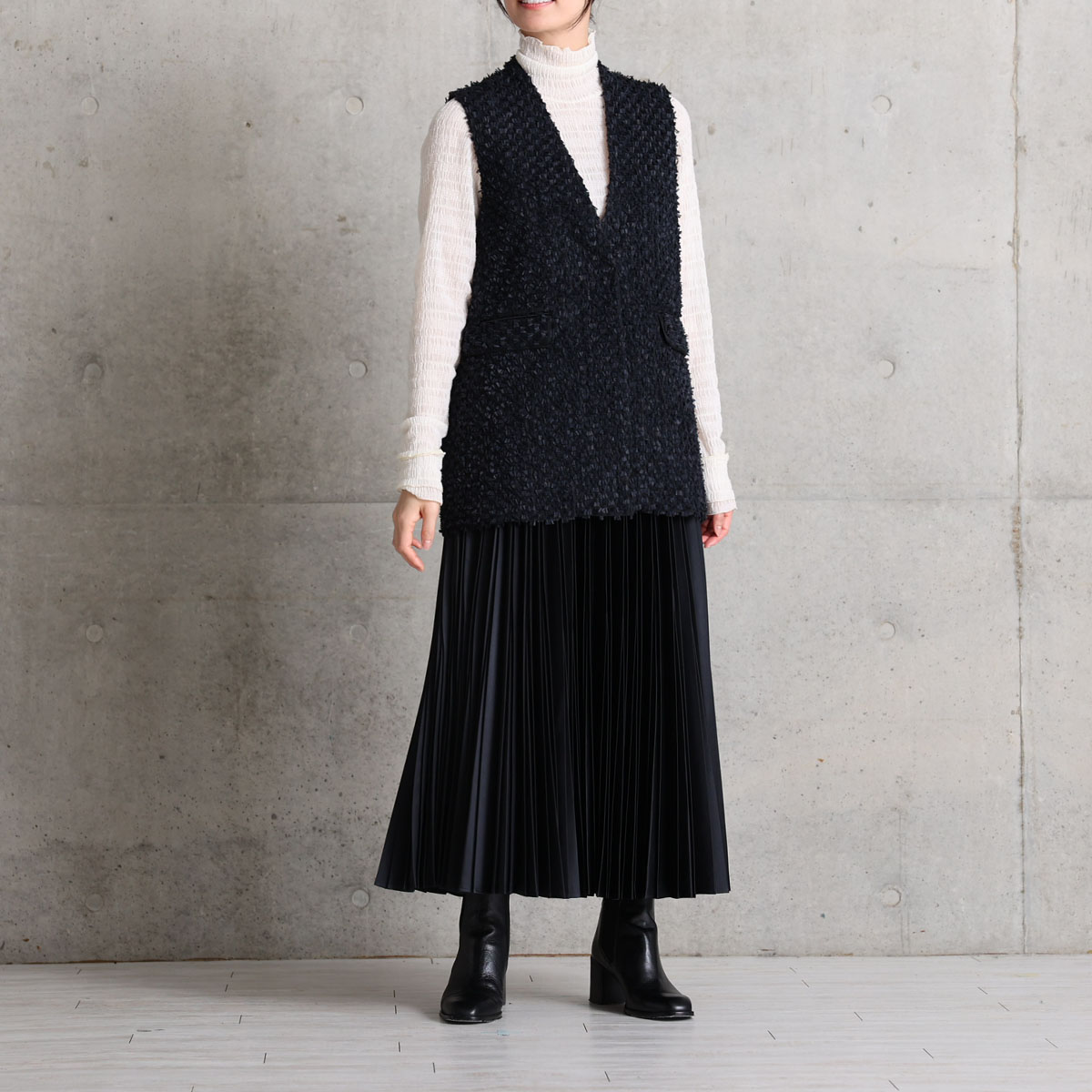 『Shirring knit』 High-neck sheer tops ECRUの画像