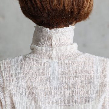 『Shirring knit』 High-neck sheer tops ECRUの画像