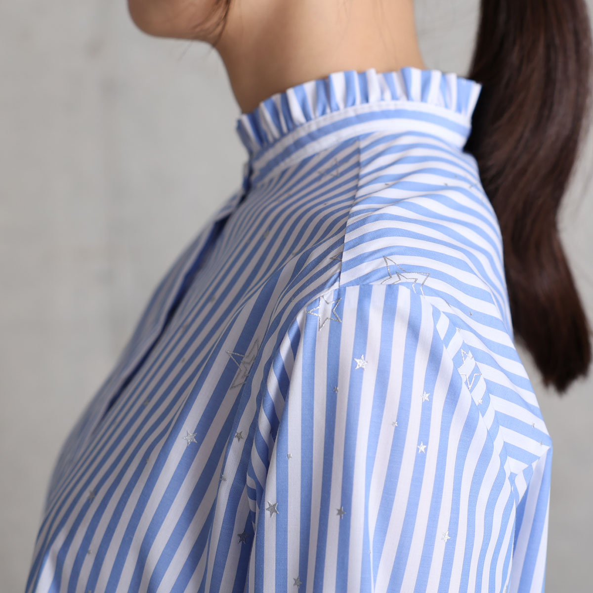 『Stella stripe』 Stand-collar blouse WHITE×SAXEの画像