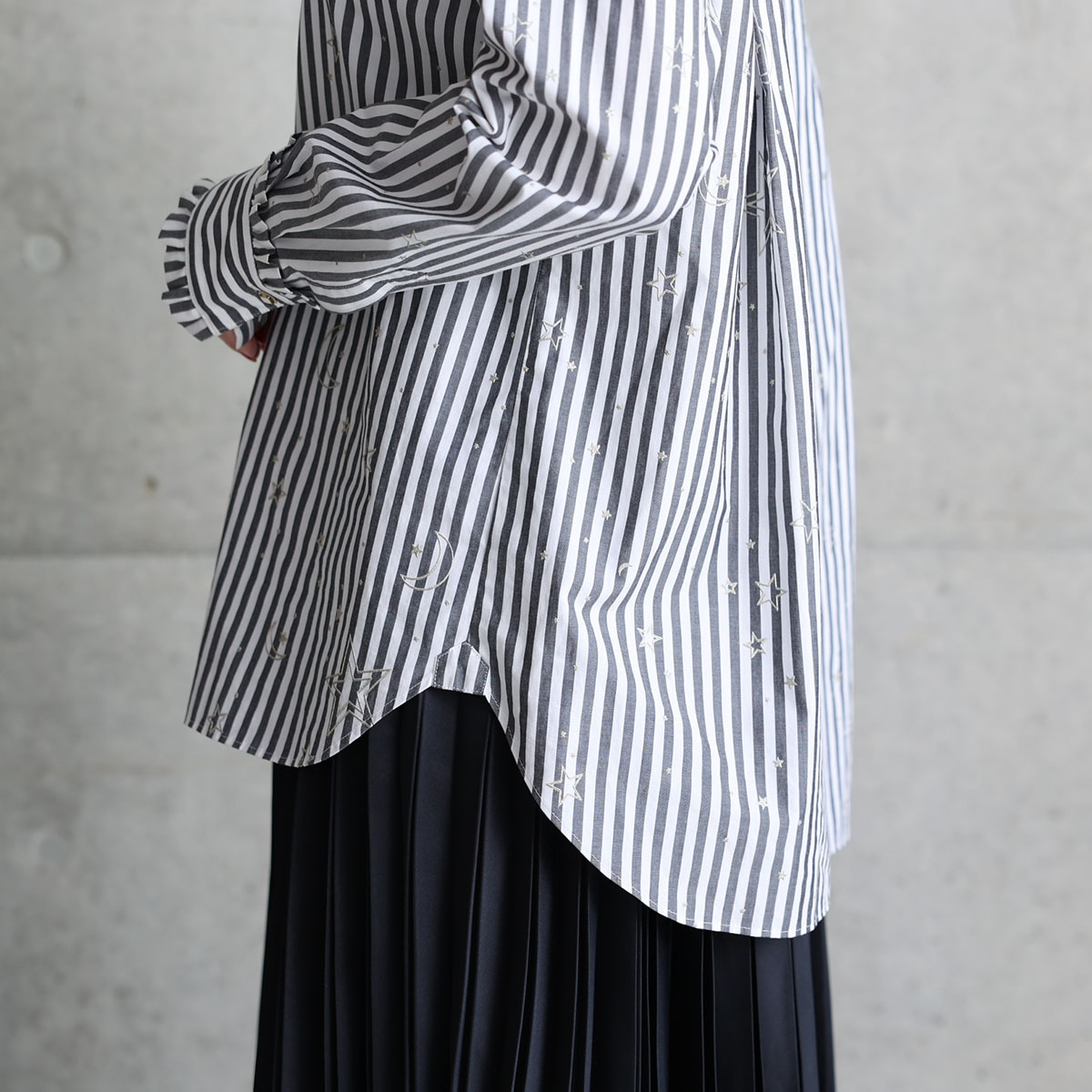 『Stella stripe』 Stand-collar blouseWHITE×BLACKの画像