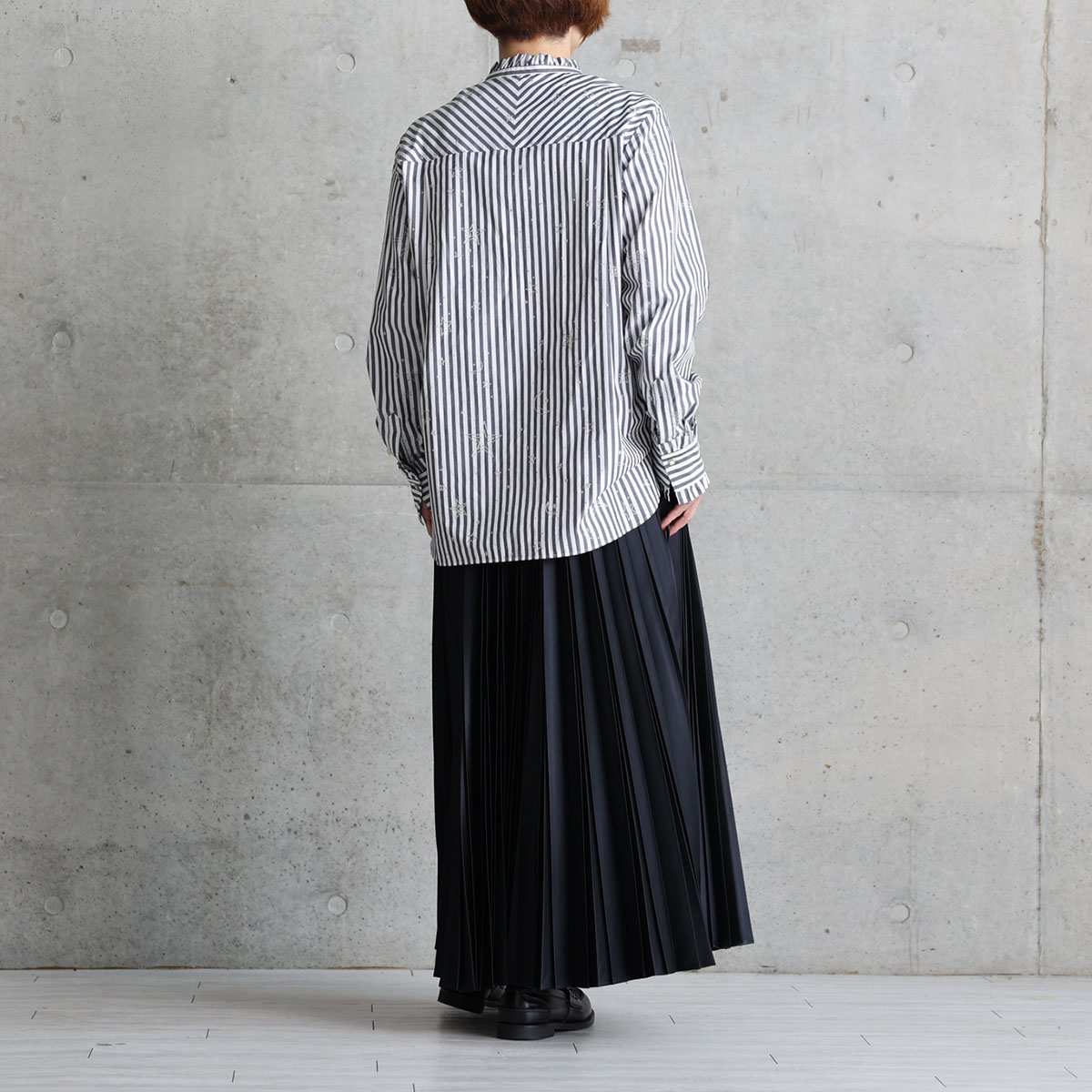 『Stella stripe』 Stand-collar blouseWHITE×BLACKの画像