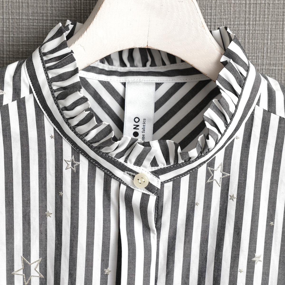 『Stella stripe』 Stand-collar blouseWHITE×BLACKの画像