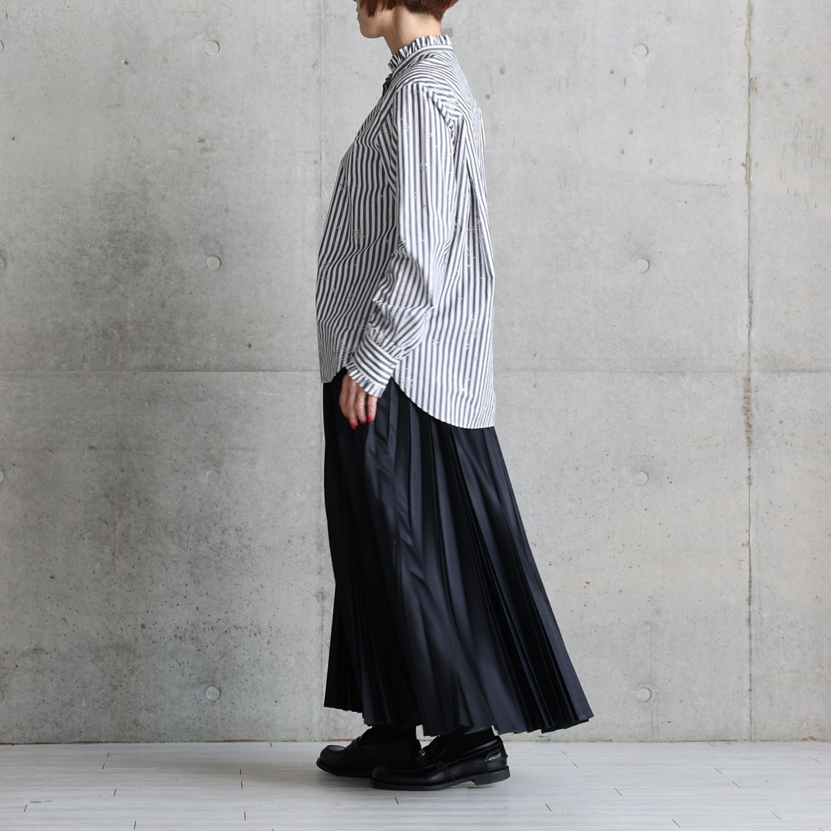 『Stella stripe』 Stand-collar blouseWHITE×BLACKの画像