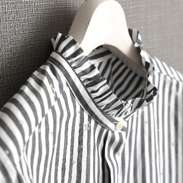 『Stella stripe』 Stand-collar blouseWHITE×BLACKの画像