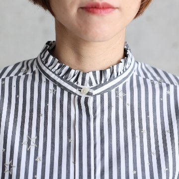 『Stella stripe』 Stand-collar blouseWHITE×BLACKの画像