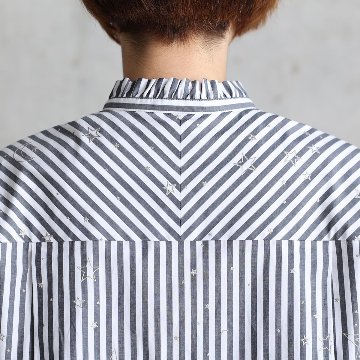 『Stella stripe』 Stand-collar blouseWHITE×BLACKの画像