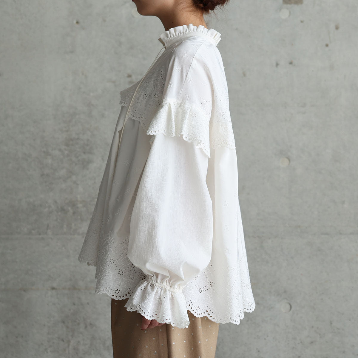 『Stella scallop』 Pullover blouse ECRUの画像