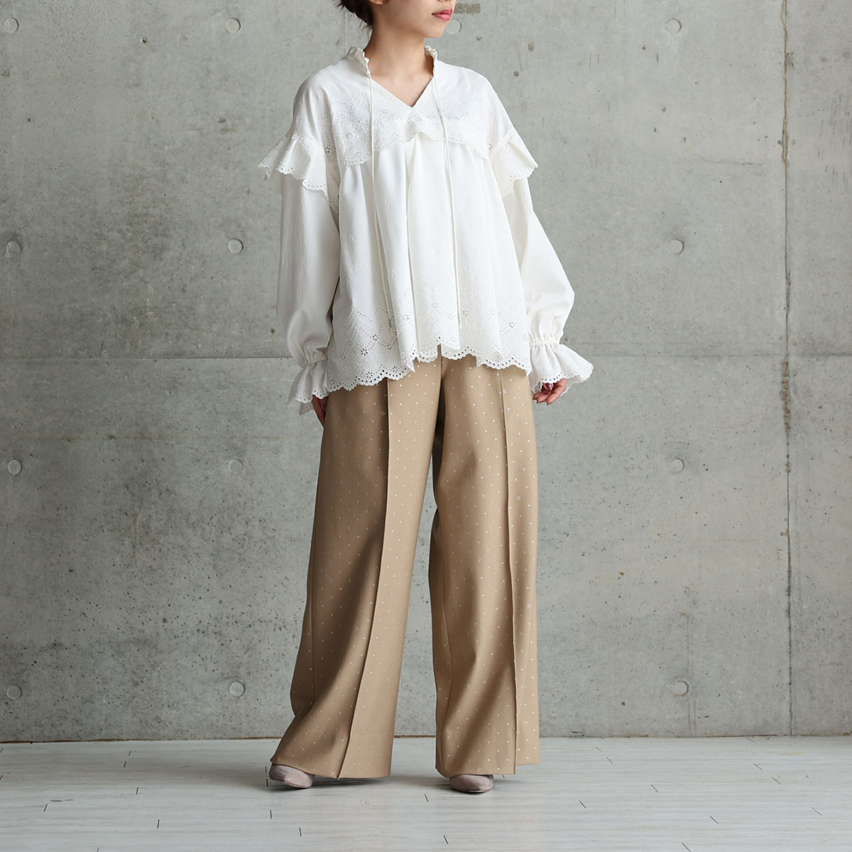 『Stella scallop』 Pullover blouse ECRUの画像