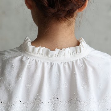 『Stella scallop』 Pullover blouse ECRUの画像