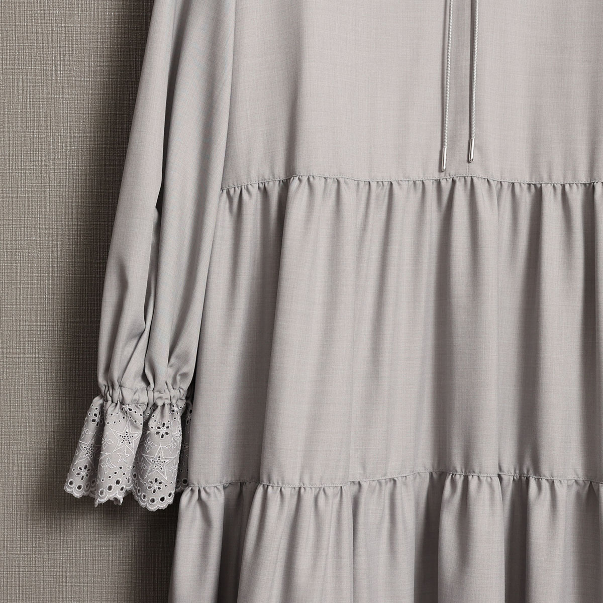 『Stella scallop』 Tiered dress L-GRAYの画像