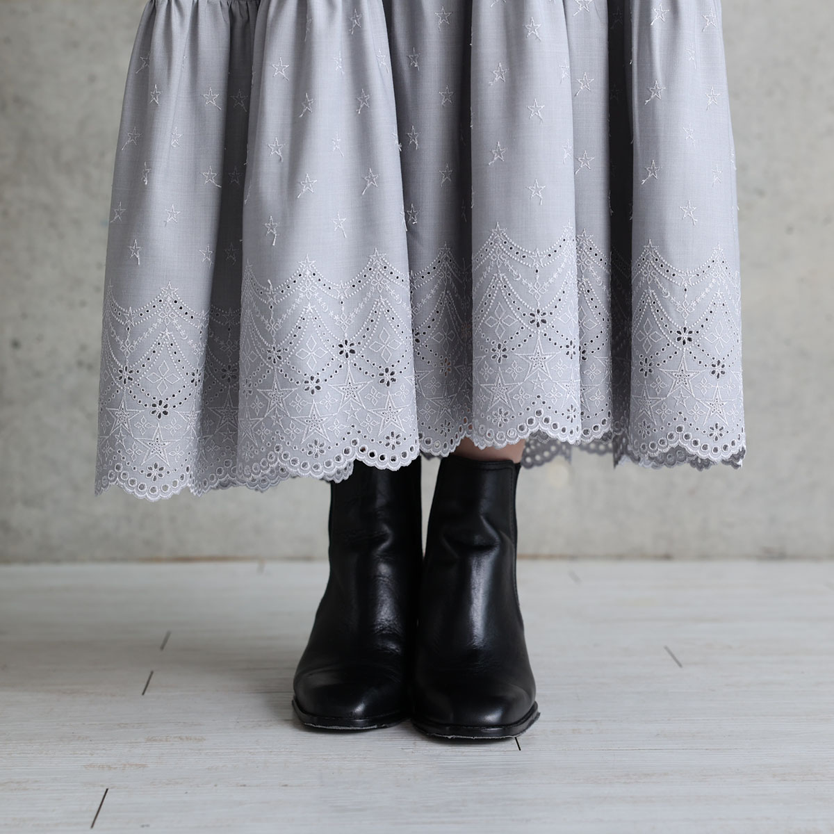 『Stella scallop』 Tiered dress L-GRAYの画像