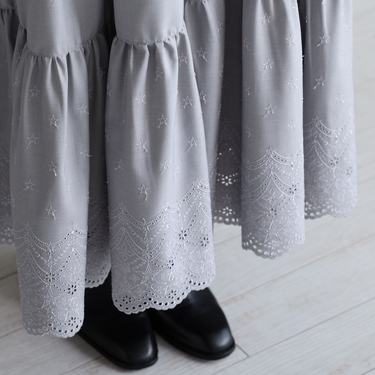 『Stella scallop』 Tiered dress L-GRAYの画像