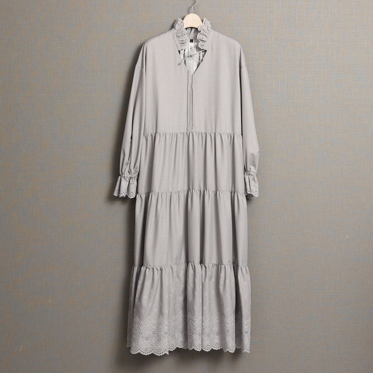 『Stella scallop』 Tiered dress L-GRAYの画像