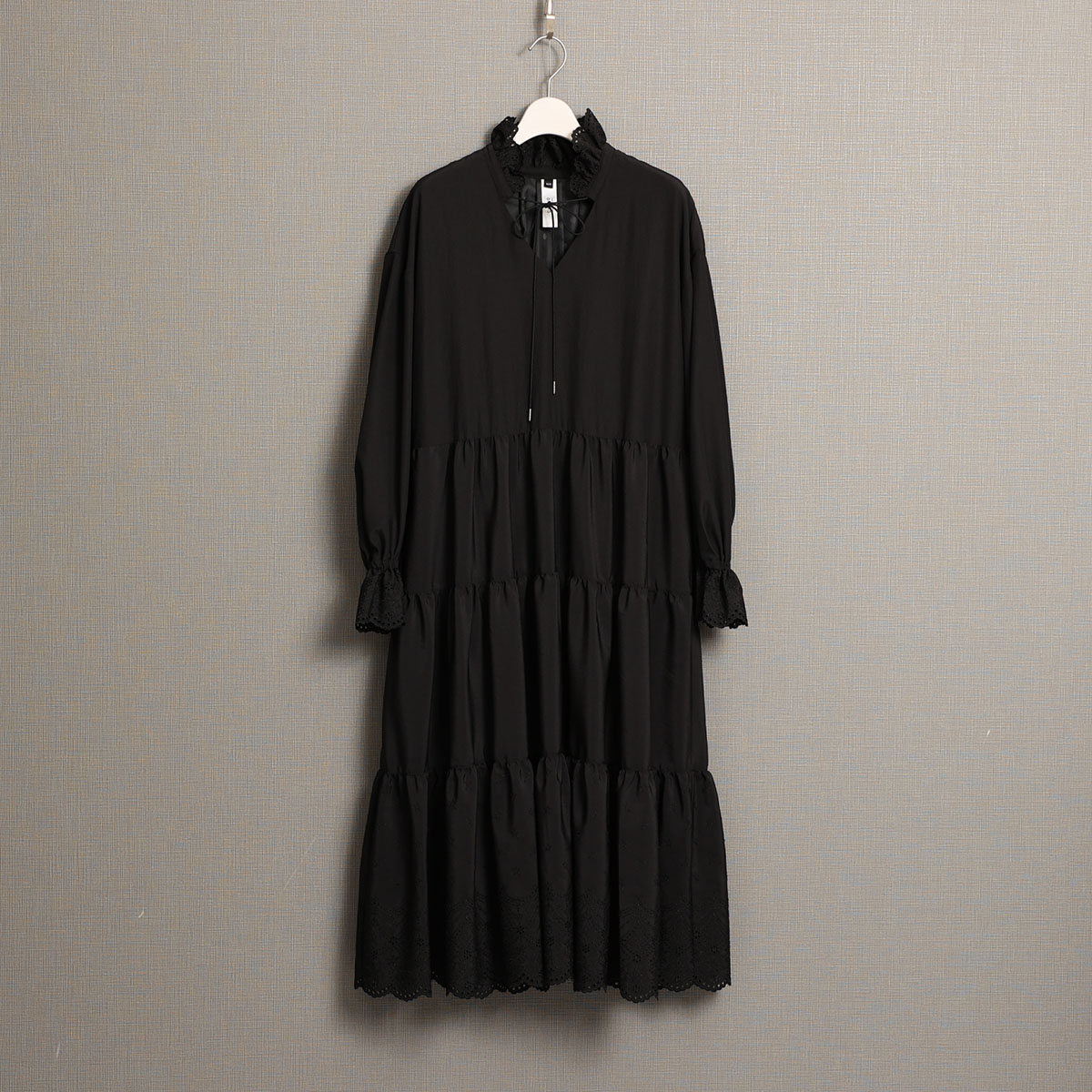 『Stella scallop』 Tiered dress BLACKの画像