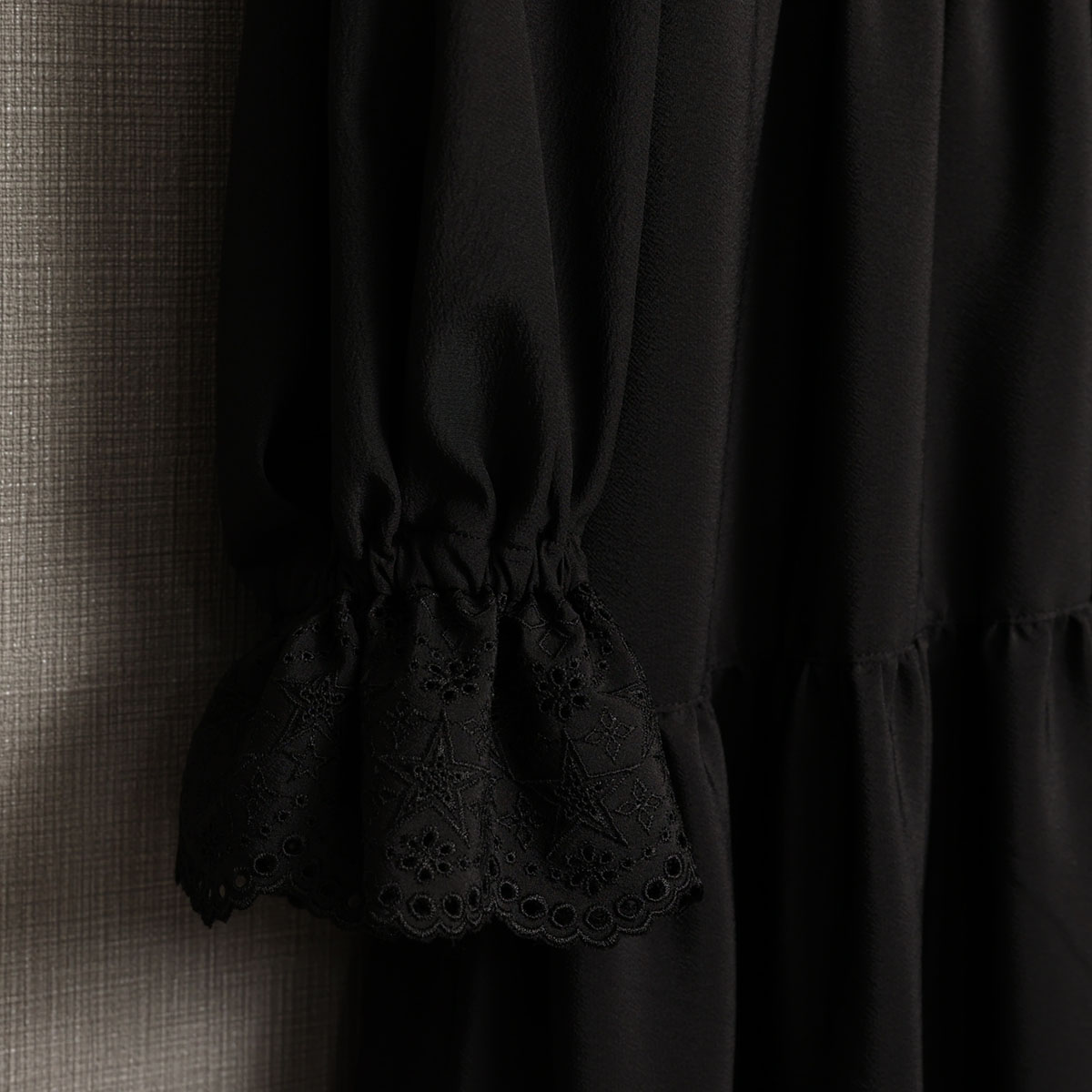 『Stella scallop』 Tiered dress BLACKの画像