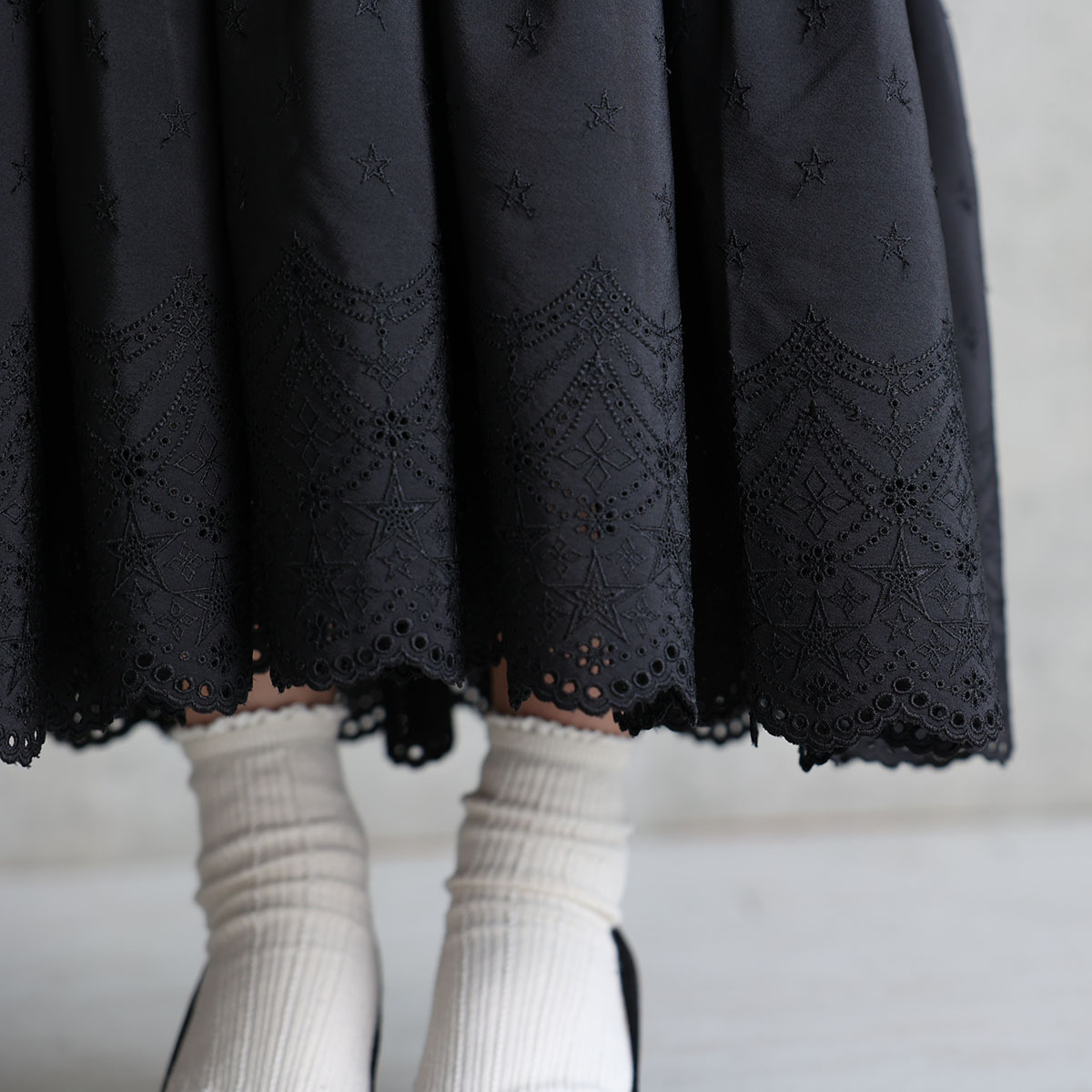 『Stella scallop』 Tiered dress BLACKの画像