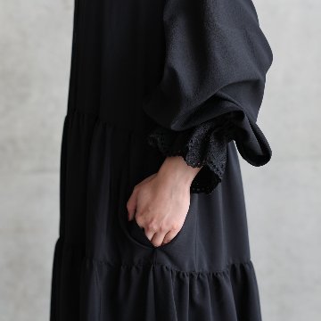 『Stella scallop』 Tiered dress BLACKの画像