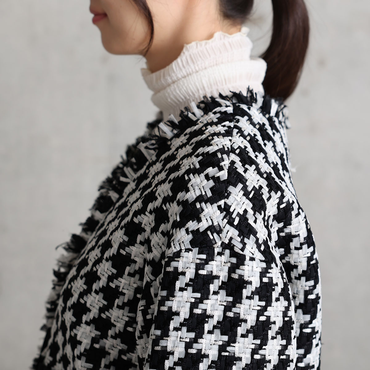 『Tulle houndstooth tweed』 No-collar jacket BLACKの画像