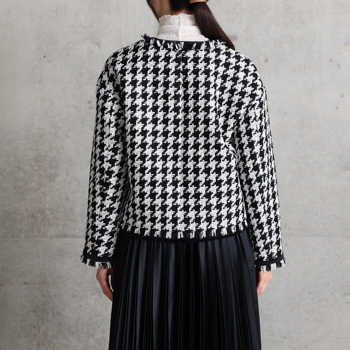 『Tulle houndstooth tweed』 No-collar jacket BLACKの画像