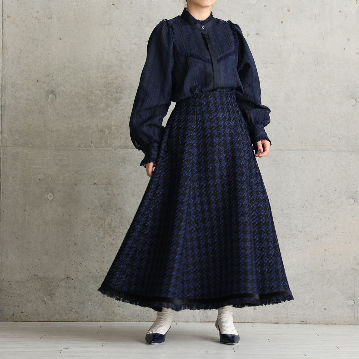 『Tulle houndstooth tweed』 Tuck flare skirt NAVYの画像