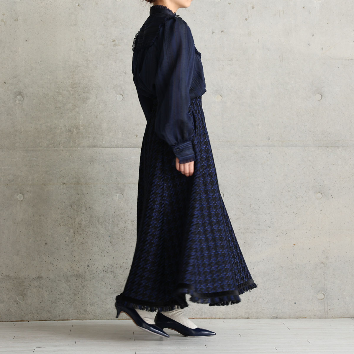 『Tulle houndstooth tweed』 Tuck flare skirt NAVYの画像