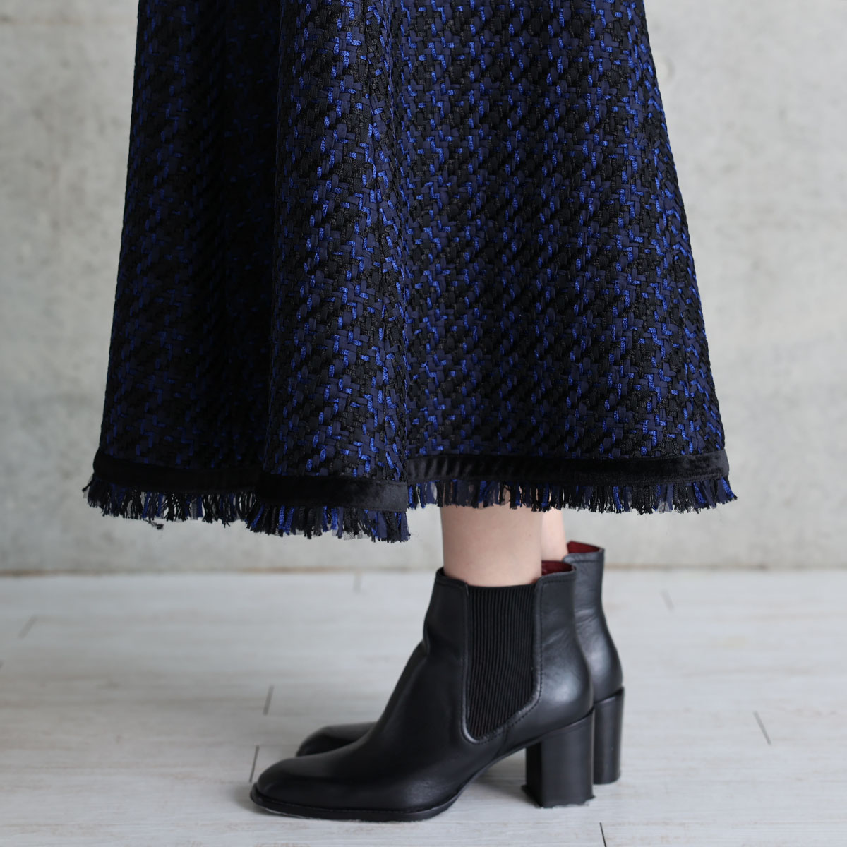 『Tulle houndstooth tweed』 Tuck flare skirt NAVYの画像