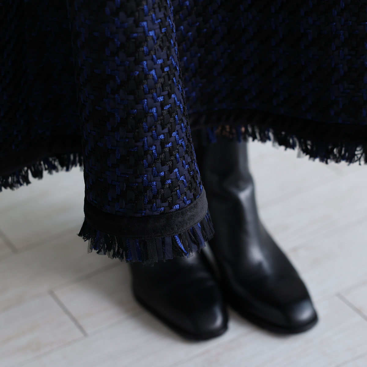 『Tulle houndstooth tweed』 Tuck flare skirt NAVYの画像