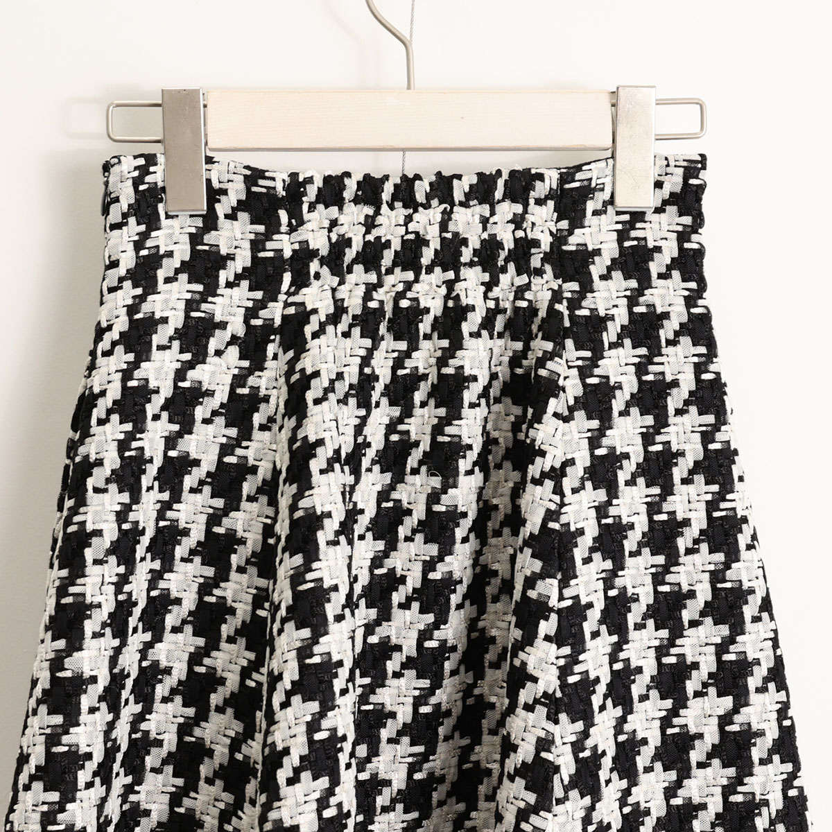 『Tulle houndstooth tweed』 Tuck flare skirt BLACKの画像