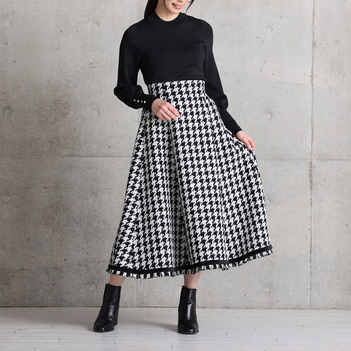 『Tulle houndstooth tweed』 Tuck flare skirt BLACKの画像