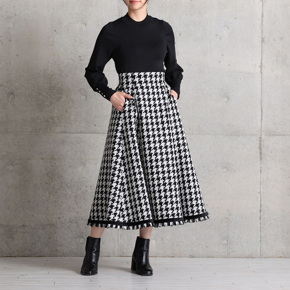 『Tulle houndstooth tweed』 Tuck flare skirt BLACKの画像