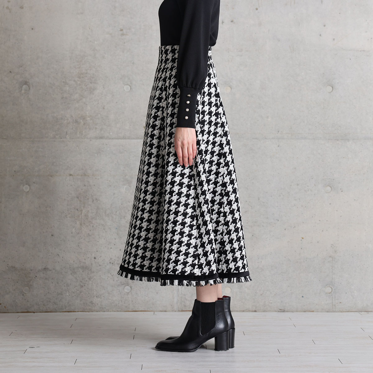 『Tulle houndstooth tweed』 Tuck flare skirt BLACKの画像