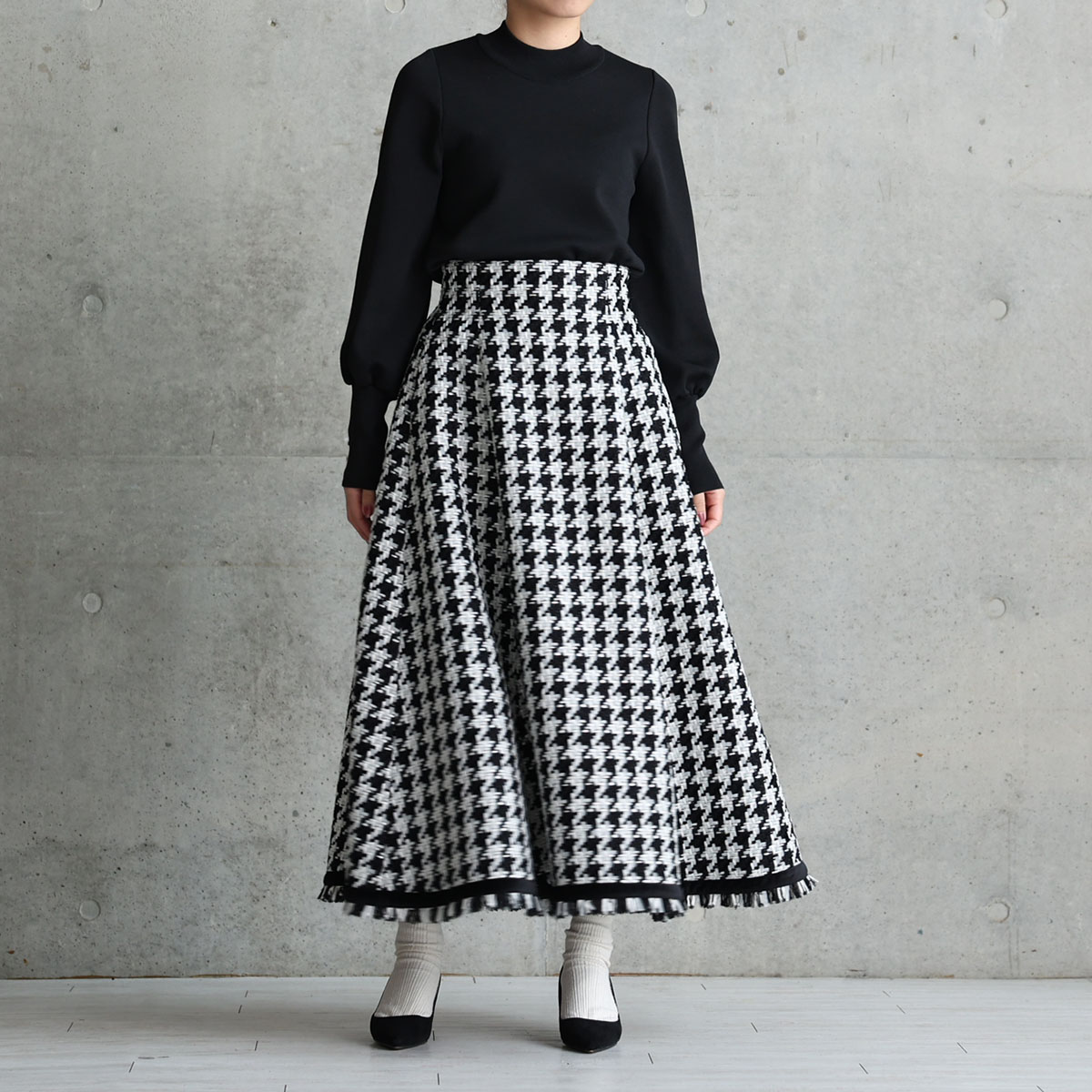 『Tulle houndstooth tweed』 Tuck flare skirt BLACKの画像