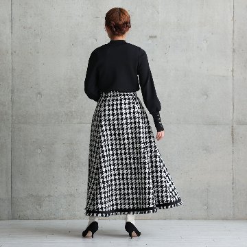 『Tulle houndstooth tweed』 Tuck flare skirt BLACKの画像