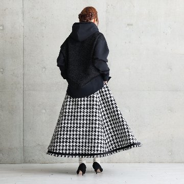 『Tulle houndstooth tweed』 Tuck flare skirt BLACKの画像