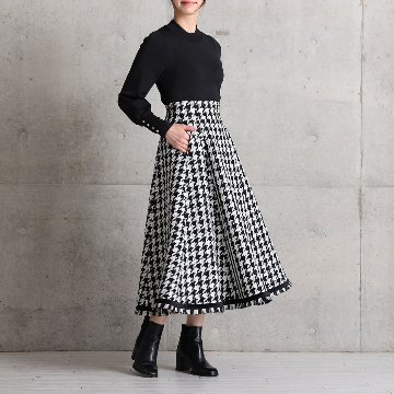 『Tulle houndstooth tweed』 Tuck flare skirt BLACKの画像