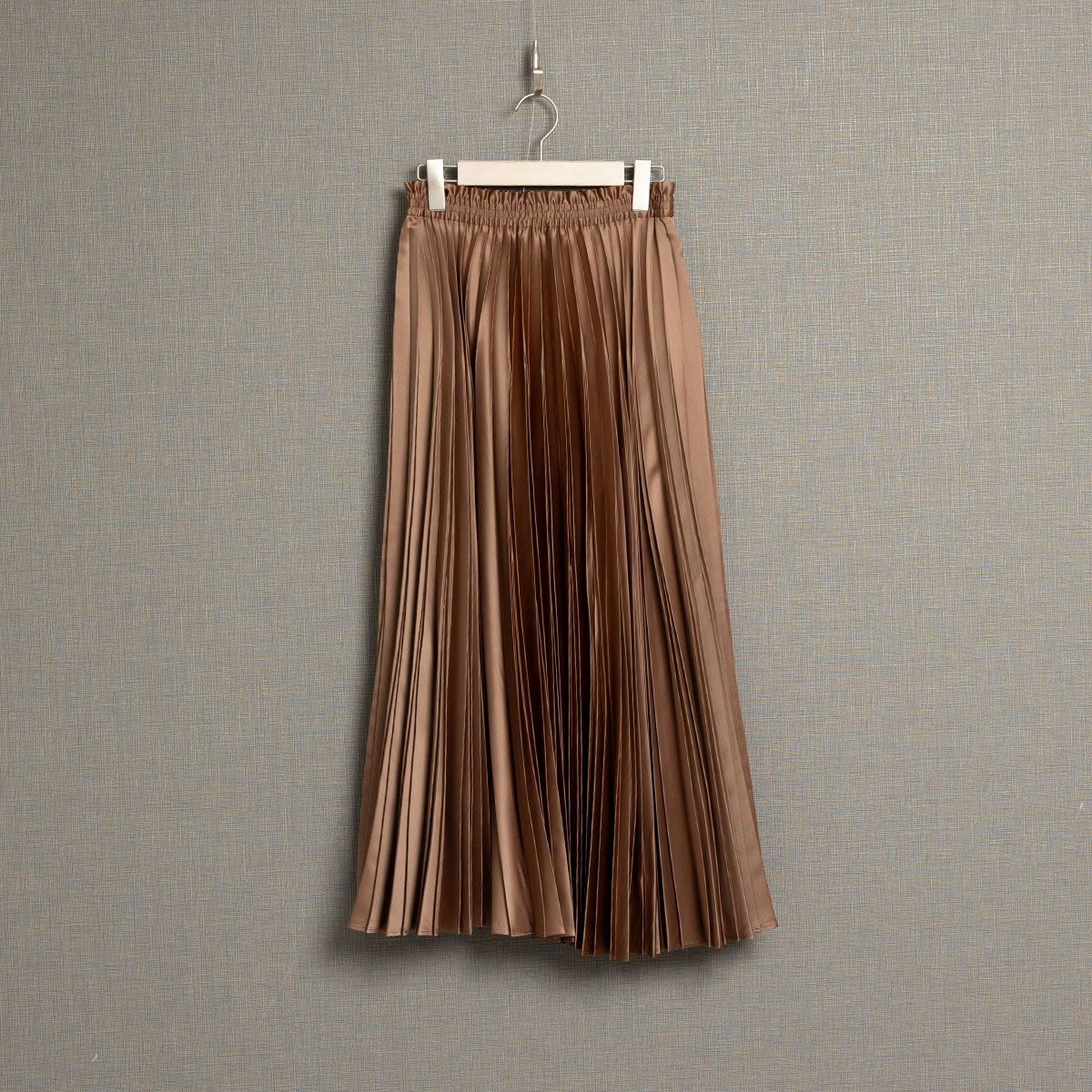 『Function satin pleats』 long skirt CAMELの画像