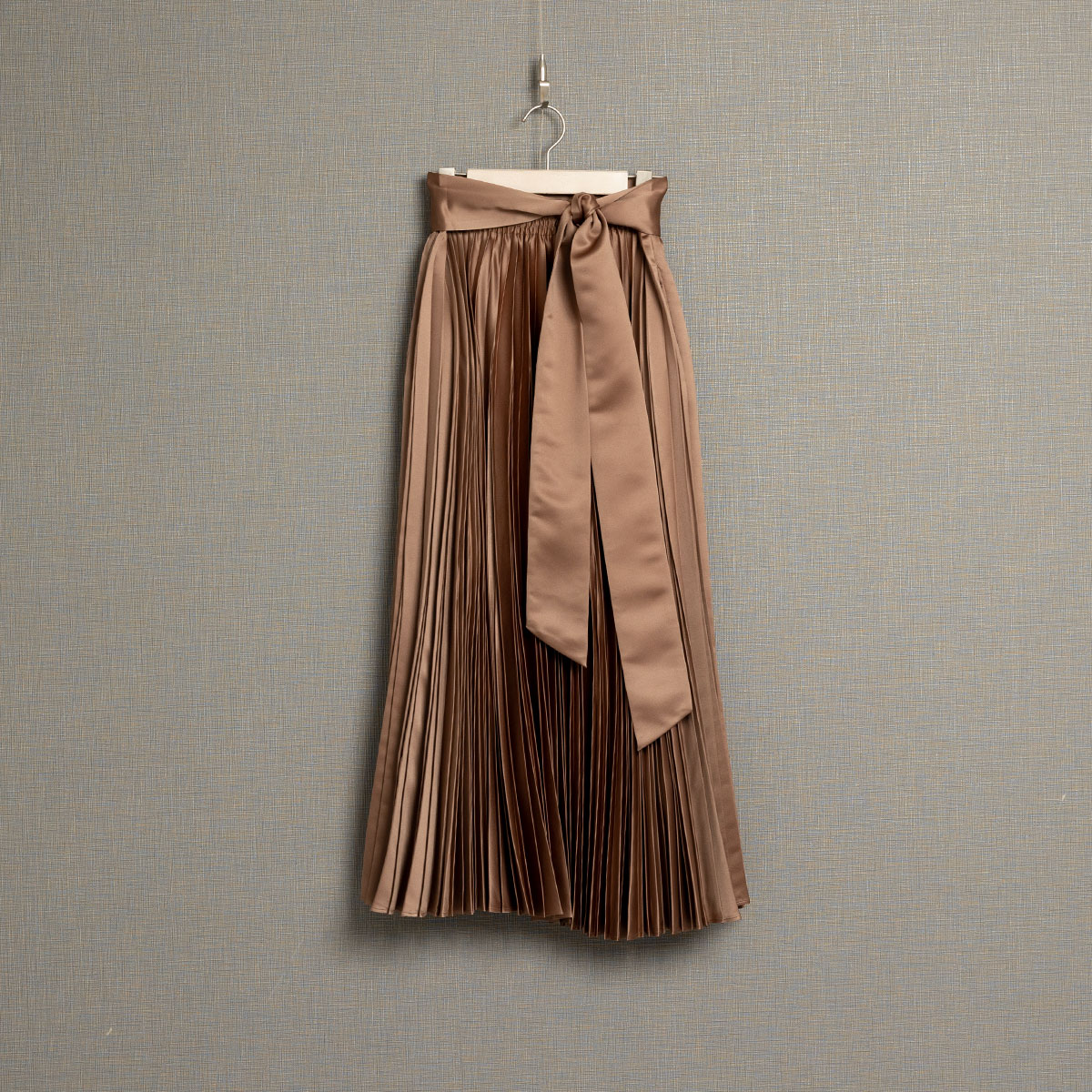 『Function satin pleats』 long skirt CAMELの画像