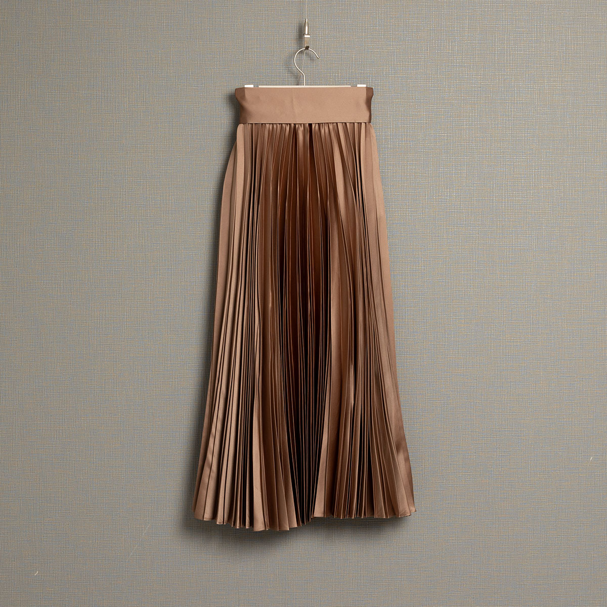 『Function satin pleats』 long skirt CAMELの画像