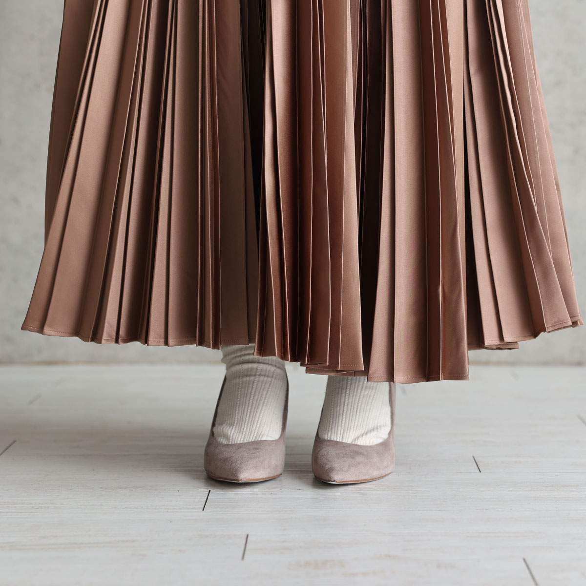 『Function satin pleats』 long skirt CAMELの画像