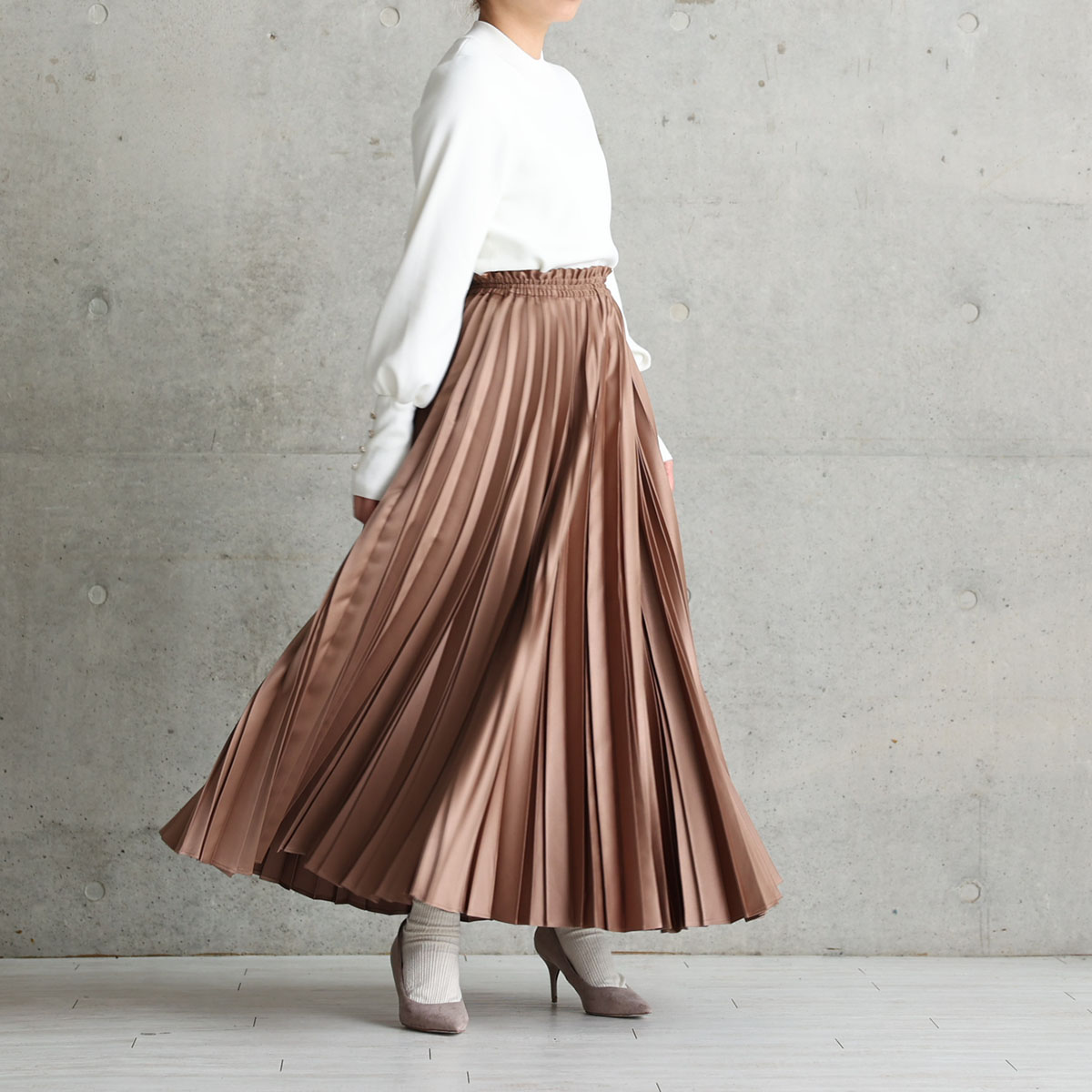 『Function satin pleats』 long skirt CAMELの画像