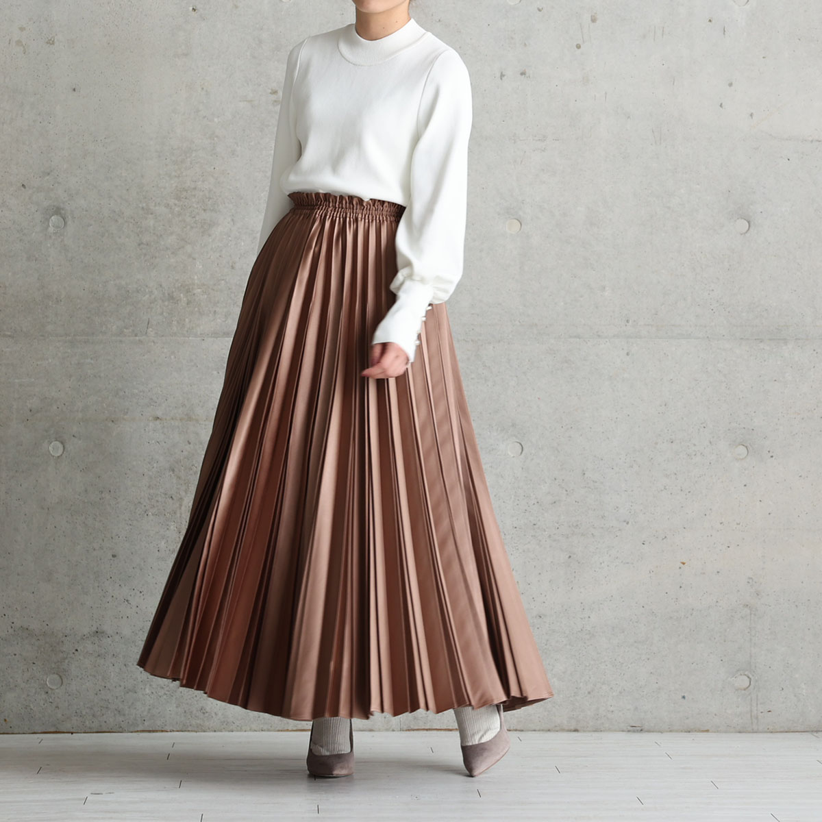 『Function satin pleats』 long skirt CAMELの画像