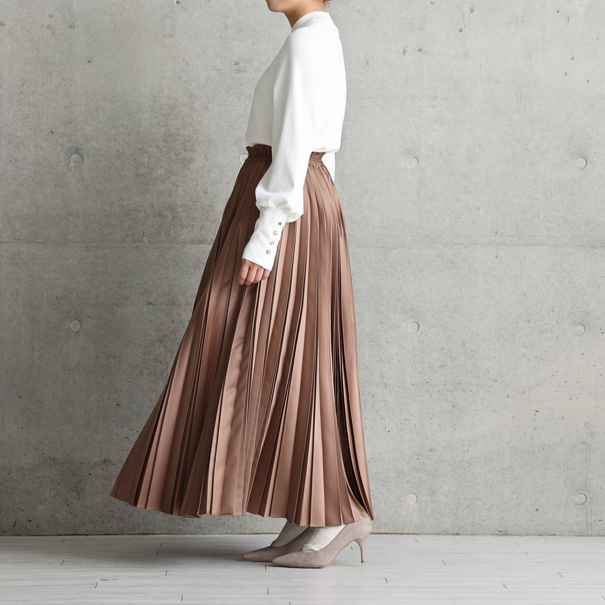 『Function satin pleats』 long skirt CAMELの画像